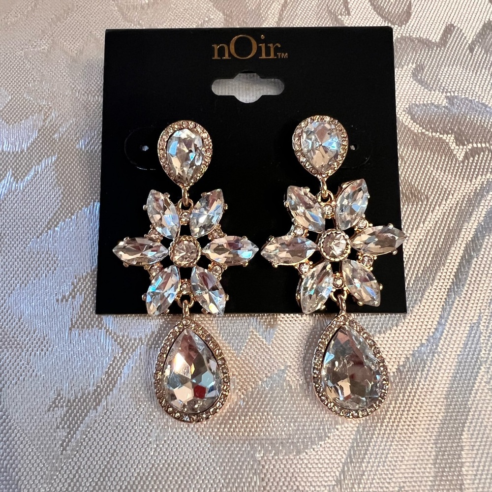 New Gorgeous Earrings - Picture 1 of 5